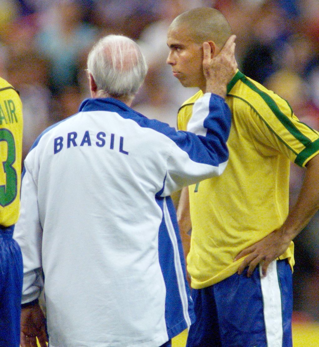 Dokumentasi 1998 ini memperlihatkan Mario Zagallo (kiri) menghibur pemainnya, Ronaldo, seusai laga final Piala Dunia Perancis 1998 di Stadion Stade de France, Perancis. Saat itu, Brasil dikalahkan Perancis, 0-3. Zagallo menjabat Pelatih Brasil.
