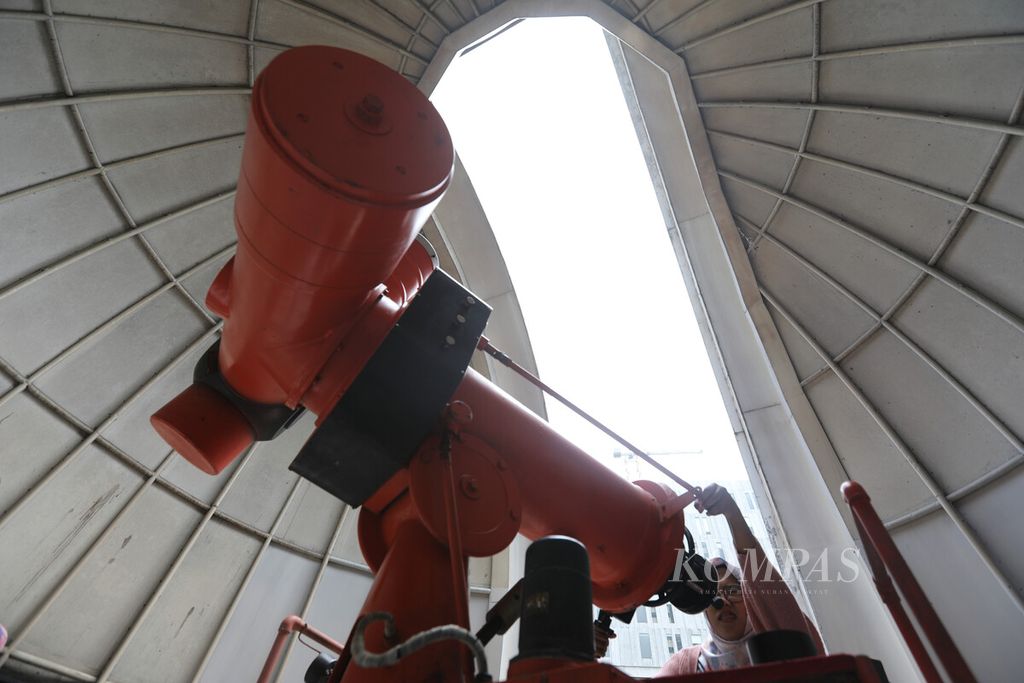 Anggota komunitas Himpunan Astronomi Amatir Jakarta (HAAJ) mengamati fenomena gerhana matahari parsial melalui teleskop Coude di Planetarium dan Observatorium Taman Ismail Marzuki, Jakarta, Kamis (20/4/2023). 