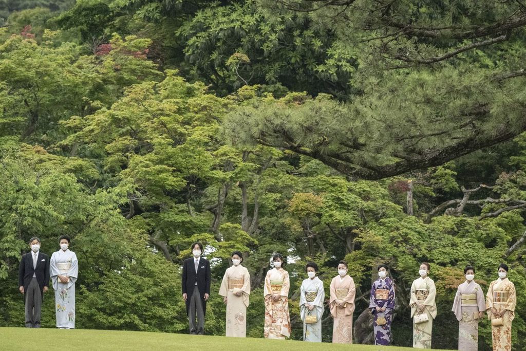 Kaisar Jepang Naruhito (kiri) dan Permaisuri Masako (kedua dari kiri) bersama dengan para anggota keluarga Kekaisaran Jepang menghadiri pesta kebun musim semi di Kebun Kekaisaran Istana Akasaka, Tokyo, Jepang, 11 Mei 2023. 