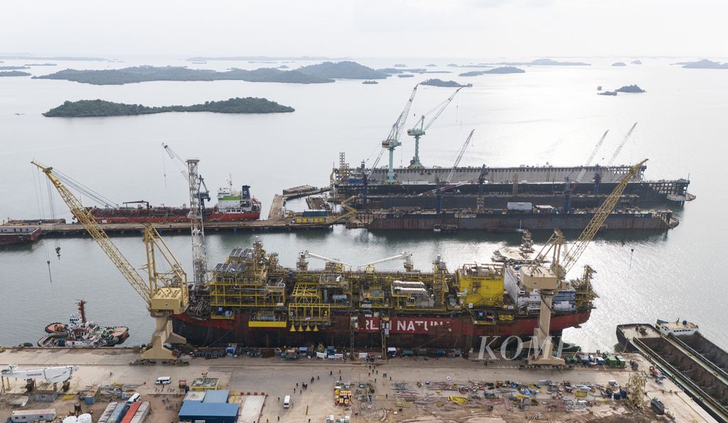 Proyek konversi penuh pembangunan kapal tanker menjadi Floating Production Storage and Offloading Marlin Natuna di galangan kapal Pax Ocean PT Dok Warisan Pertama, Batam, Kepulauan Riau, Rabu (3/7/2024).