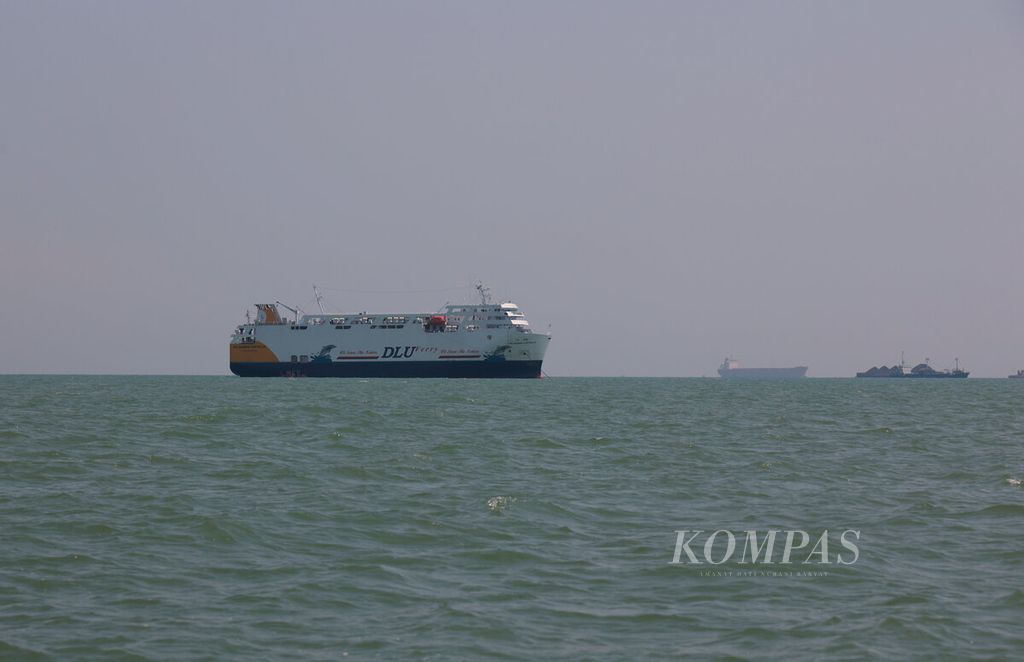 Salah satu kapal milik PT Dharma Lautan Utama (DLU) labuh di sekitar perairan utara Semarang, Pelabuhan Tanjung Emas, Kota Semarang, Jawa Tengah, Senin (12/8/2024). 