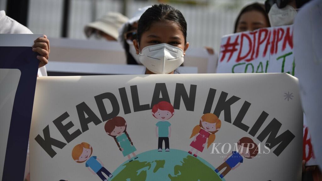 Aktivis lingkungan yang tergabung dalam Aliansi Perlawanan Perubahan Iklim berunjuk rasa di Jalan Merdeka Selatan, Jakarta, awal November 2021.  