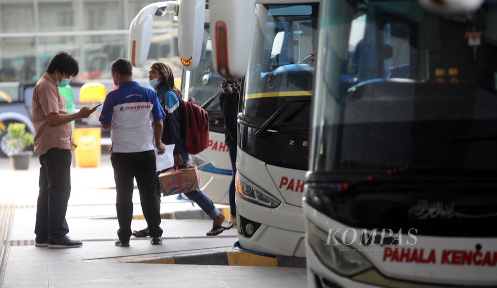 Kru bus antarkota menunggu waktu keberangkatan bus di Terminal Terpadu Pulo Gebang, Jakarta Timur, Jumat (26/3/2021).  