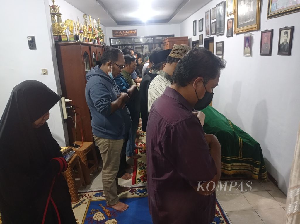 Suasana rumah duka mantan jubir penanganan Covid-19 Achmad Yurianto, di Kelurahan Dadaprejo, Kota Batu, Jawa Timur, Sabtu (21/5/2022).
