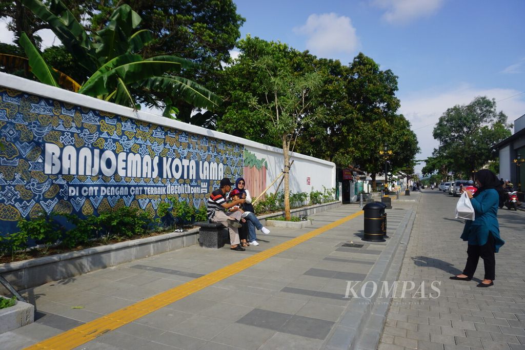 Sejumlah orang berfoto di Kawasan Kota Lama Banyumas, Jawa Tengah, Senin (1/1/2024). Kementerian Pekerjaan Umum dan Perumahan Rakyat menata Kawasan Kota Lama Banyumas dan diharapkan bisa meningkatkan pariwisata. 