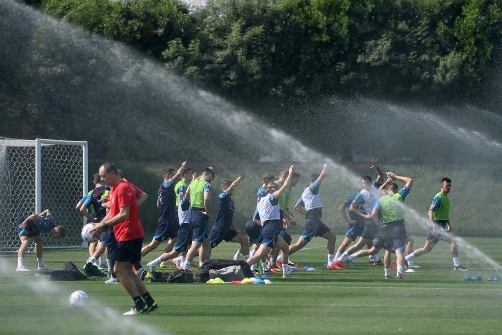 Pemain Kroasia berlatih dalam cuaca panas di lokasi latihan Al Erssal, Doha, Qatar, Sabtu (19/11/2022). 