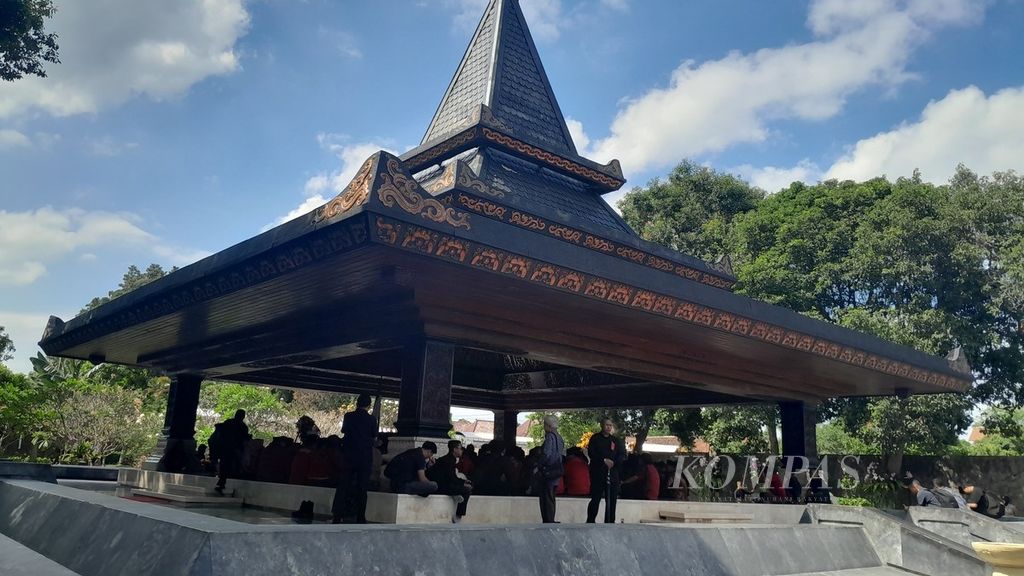 Tahlil dan doa bersama dalam rangka Haul Ke-54 Sang Proklamator di Makam Bung Karno di Kelurahan Bendogerit, Kecamatan Sananwetan, Kota Blitar, Jawa Timur, Jumat (21/6/2024).