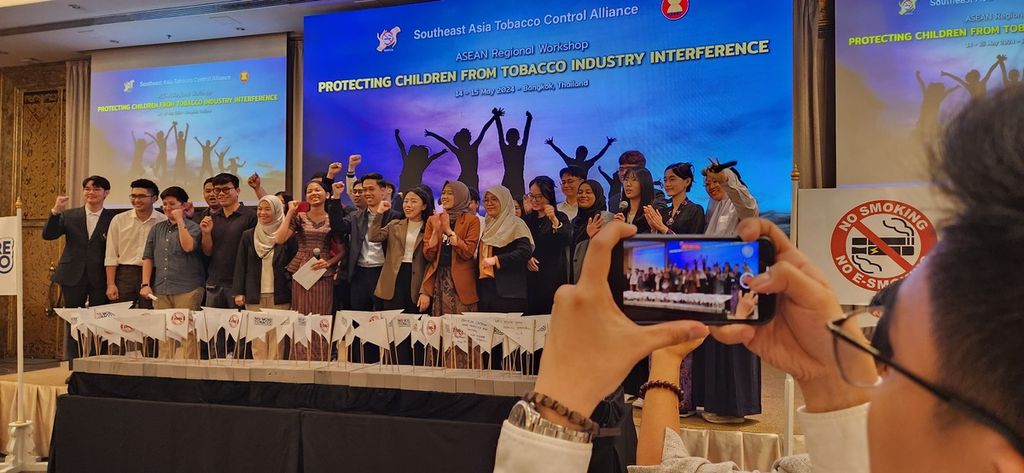 Sejumlah anak muda perwakilan dari negara-negara di Asia Tenggara berfoto bersama setelah menyampaikan dorongan mereka terkait perlindungan pada anak dan remaja dari dampak produk tembakau dalam acara ASEAN Regional Workshop di Bangkok, Thailand, Rabu (15/5/2024).
