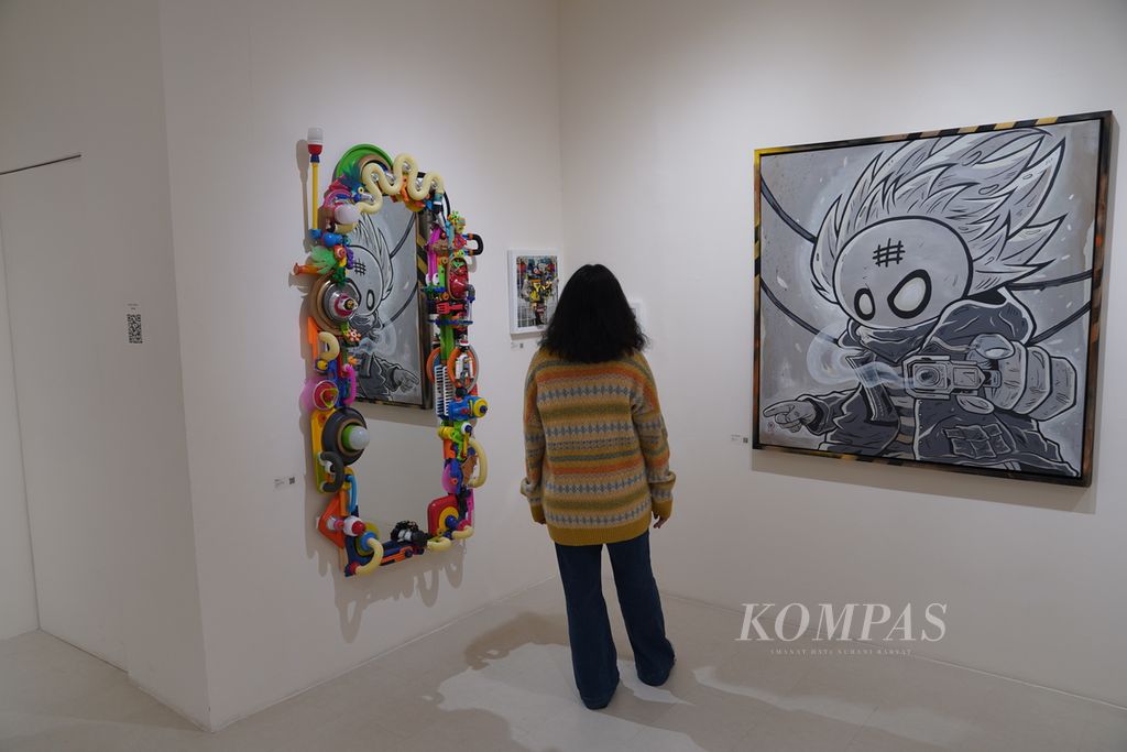 Pengunjung mengamati karya REEXP (Evan dan Attina) yang berjudul ”Dunia dalam Cermin” dan karya Rato Tanggela yang berjudul ”Night Owl” dalam pameran bertajuk Art Coolture di Jakarta Art Hub, Jakarta Pusat, Selasa (16/1/2024). 