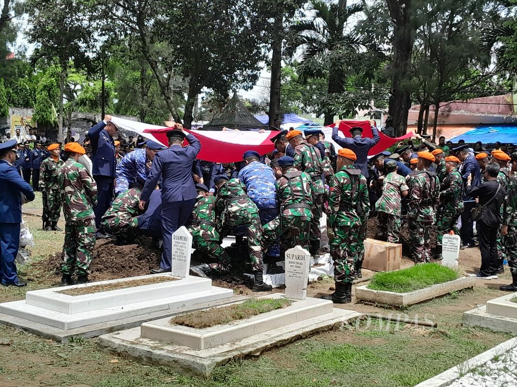 Suasana pemakaman secara militer tiga korban kecelakaan dua pesawat Super Tucano di Taman Makam Pahlawan Suropati, Kota Malang, Jawa Timur, Jumat (17/11/2023).