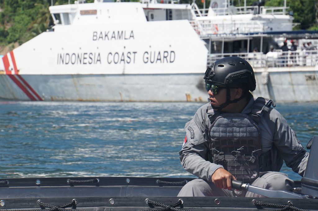 Personel Bakamla bersiaga di atas sekoci dalam latihan penangkapan nelayan asing pencuri ikan, Kamis (27/2/2020), di perairan Serei, Minahasa Utara, Sulawesi Utara. 