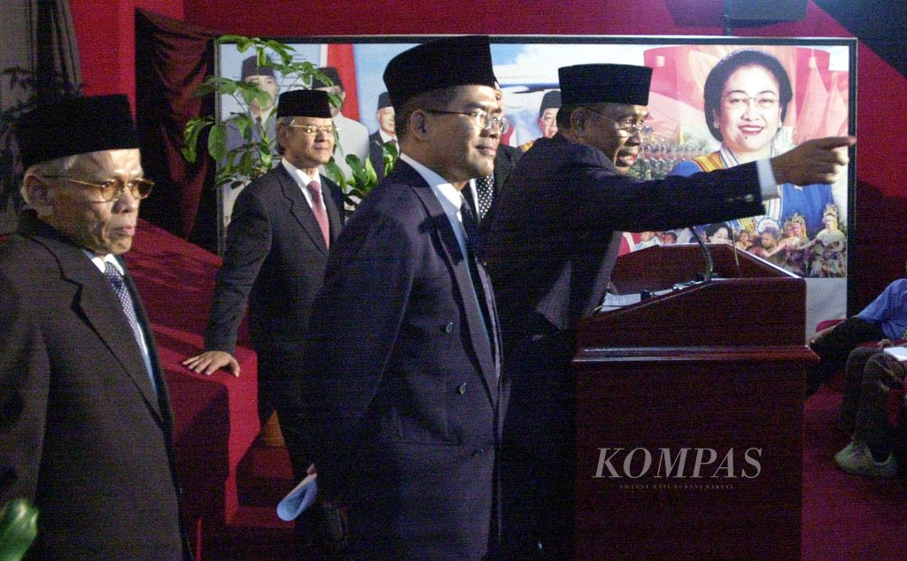 Ketua Komisi Pemberantasan Korupsi Taufiequrachman Ruki(kanan) didampingi para wakilnya (dari kiri), Syahruddin Rasul, Erry Riyana Hardjapamekas, Amien Sunaryadi, dan Tumpak H Panggabean (tak tampak), memberikan keterangan pers setelah mengucapkan sumpah di hadapan Presiden Megawati Soekarnoputri di Istana Negara, Jakarta, Senin (29/12).