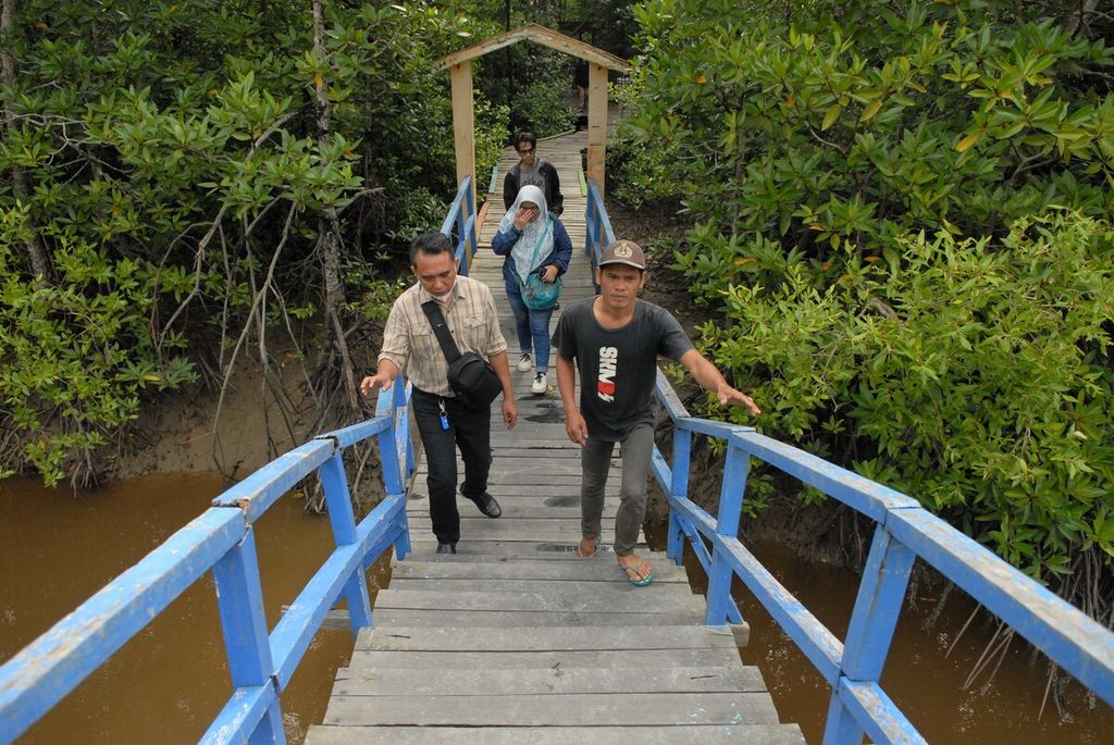 Para jurnalis saat meliput ekowisata mangrove di Desa Pangkal Babu, Tungkal Ilir, Kabupaten Tanjung Jabung Barat, Minggu (2/4/2023). 