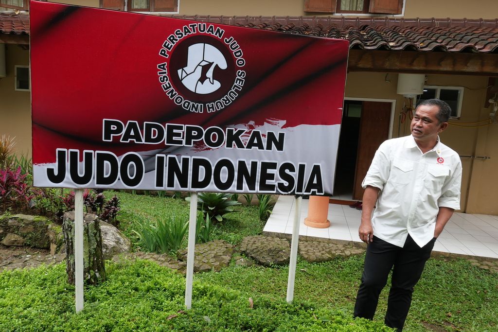 Maruli Simanjuntak saat masih menjabat Panglima Kodam IX/Udayana memantau lokasi pelatnas seusai resmi dilantik sebagai Ketua Umum Pengurus Besar Persatuan Judo Seluruh Indonesia periode 2021-2026 di Padepokan Judo, Ciloto, Jawa Barat, Selasa (30/11/2021). 