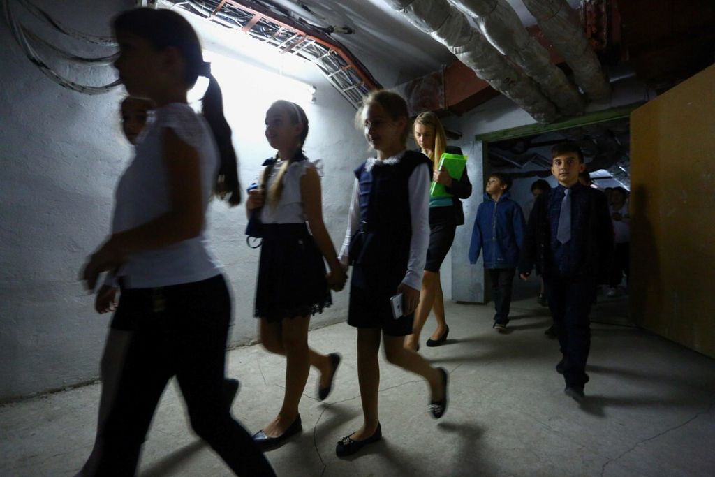 Salah satu latihan yang diikuti anak-anak di sekolah adalah latihan perang dan perlindungan diri terhadap serangan di Ukraina. Begitu mendengar suara bel peringatan, mereka harus berjalan ke arah ruang perlindungan di bawah tanah.