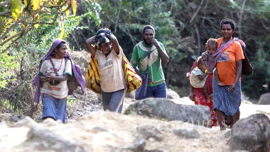 Kehidupan sehari-hari penduduk di Kampung Modio, Distrik Mapiha Tengah, Kabupaten Dogiyai, Papua Tengah. Selain berladang, mereka juga berkebun dengan tanaman utama kopi.