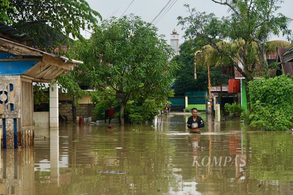 Warga menerobos banjir setinggi lebih dari 1 meter yang menggenangi kawasan Pasar Panjang, Kendari, Sulawesi Tenggara, Senin (4/3/2024). Sejumlah kawasan di kota ini terendam banjir setelah hujan beberapa waktu.