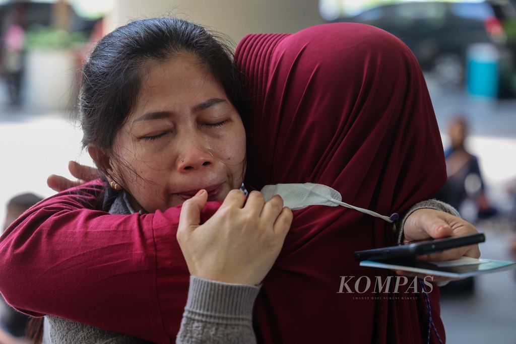 Pekerja migran Indonesia, Nuraini (39), disambut haru oleh keluarganya yang menjemput kedatangannya di Bandara Internasional Yogyakarta, Kulon Progo, DI Yogyakarta, Senin (17/4/2023).