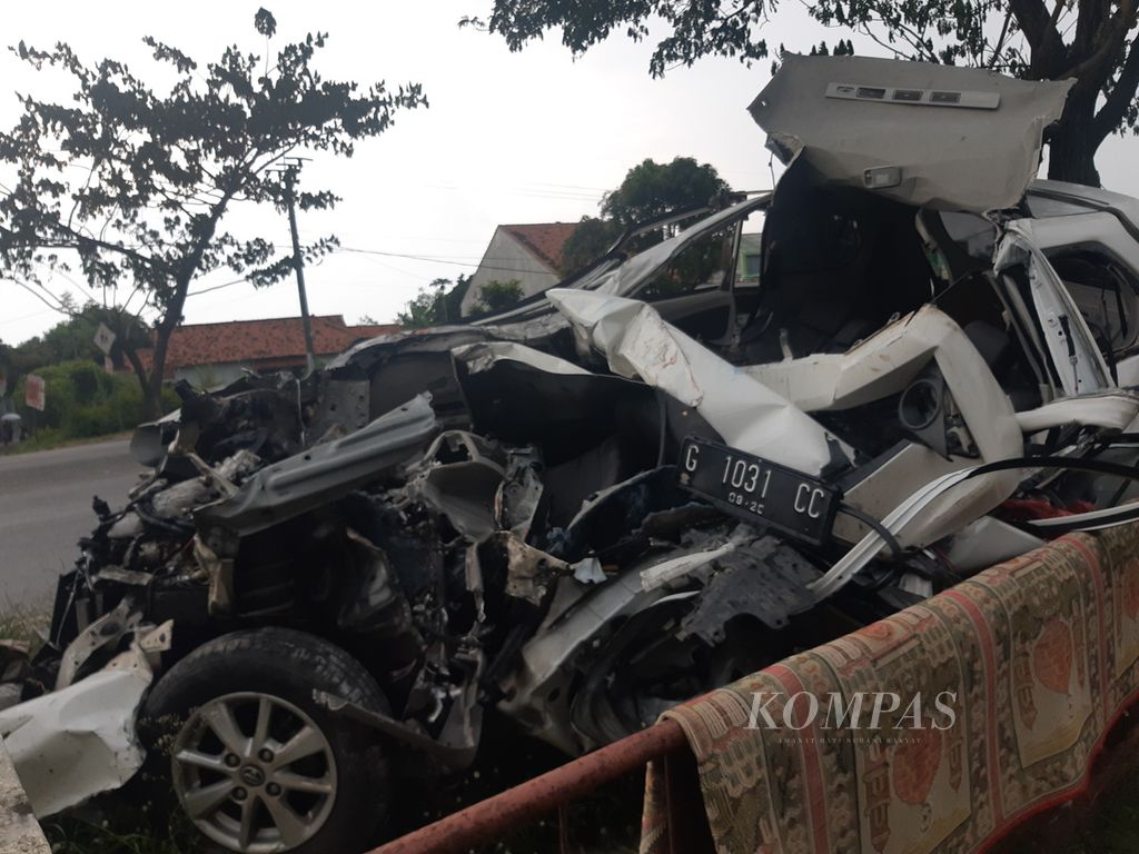 Polisi mengecek minibus Toyota Avanza bernomor polisi G 1031 CC yang hancur setelah menabrak truk tangki di jalur pantura Gebang, Kabupaten Cirebon, Jawa Barat, Minggu (3/4/2022) siang. Sebanyak enam orang meninggal dunia dalam kejadian itu. Mereka diduga hendak mudik dari Jakarta ke Batang, Jateng.
