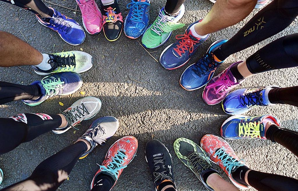 Sepatu berbagai merek milik anggota komunitas lari Run for Indonesia (RFI) Serpong saat berlatih rutin di kawasan Bumi Serpong Damai,  Tangerang, Banten, Sabtu (2/9). Sepatu menjadi aksesoris penting untuk berlari.