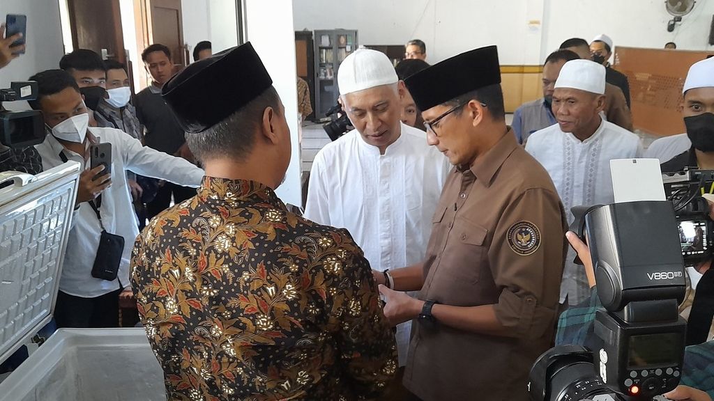 Menteri Pariwisata dan Ekonomi Kreatif Sandiaga S Uno tengah melihat produk yang dihasilkan Pesantren Bahrul Maghfiroh, Malang, Jawa Timur, Rabu (29/6/2022)