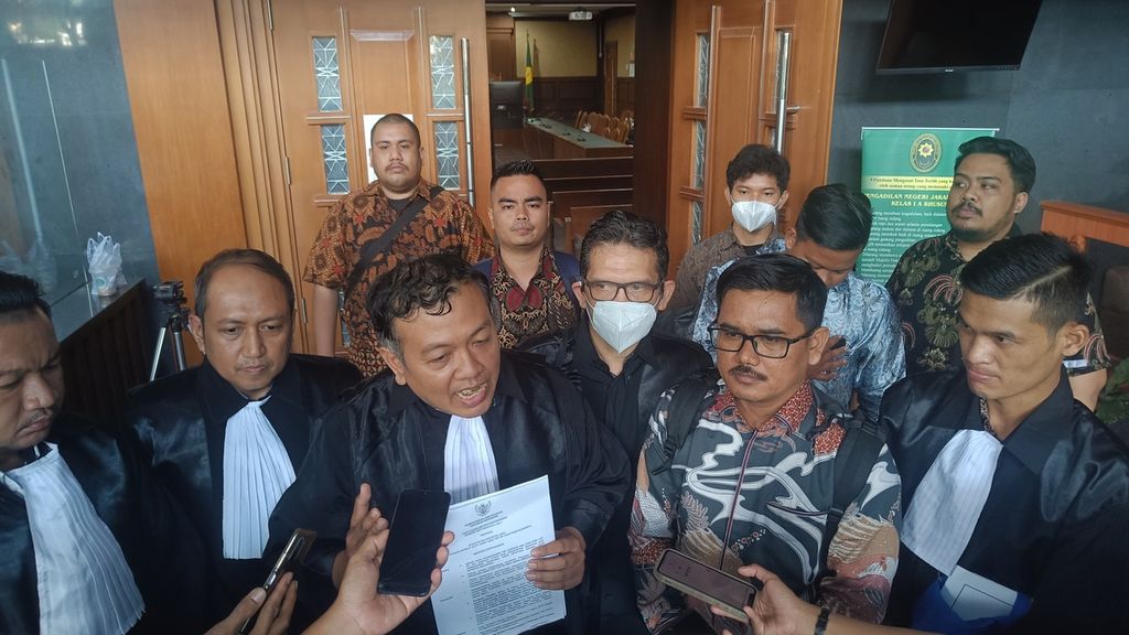 Tim kuasa hukum terdakwa Laksamana Muda (Purn) Agus Purwoto selaku Direktur Jenderal Kekuatan Pertahanan Kementerian Pertahanan periode Desember 2013-Agustus 2016 seusai sidang pemeriksaan saksi di Pengadilan Tindak Pidana Korupsi, Pengadilan Negeri Jakarta Pusat, Kamis (9/3/2023).