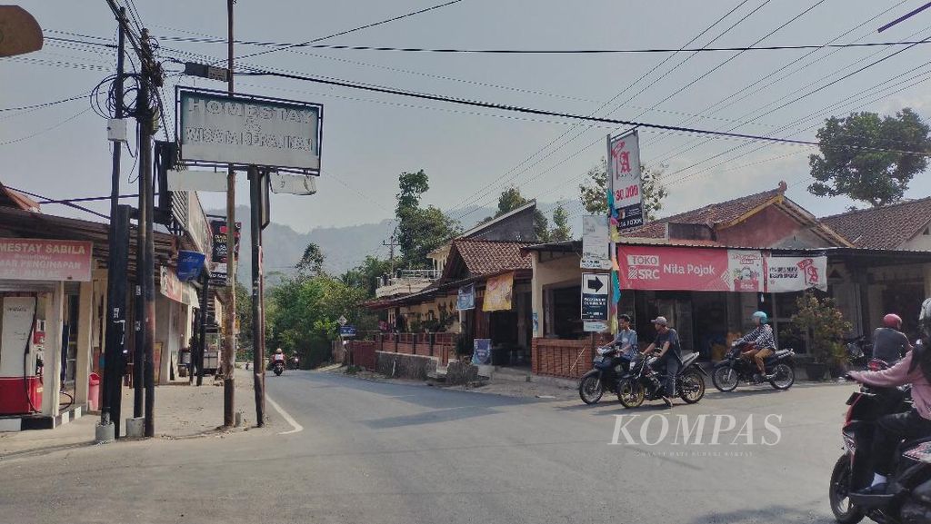 Papan-papan nama <i>homestay </i>tampak ada di setiap sudut di kawasan Borobudur, Kabupaten Magelang, Jawa Tengah, Kamis (9/11/2023). 