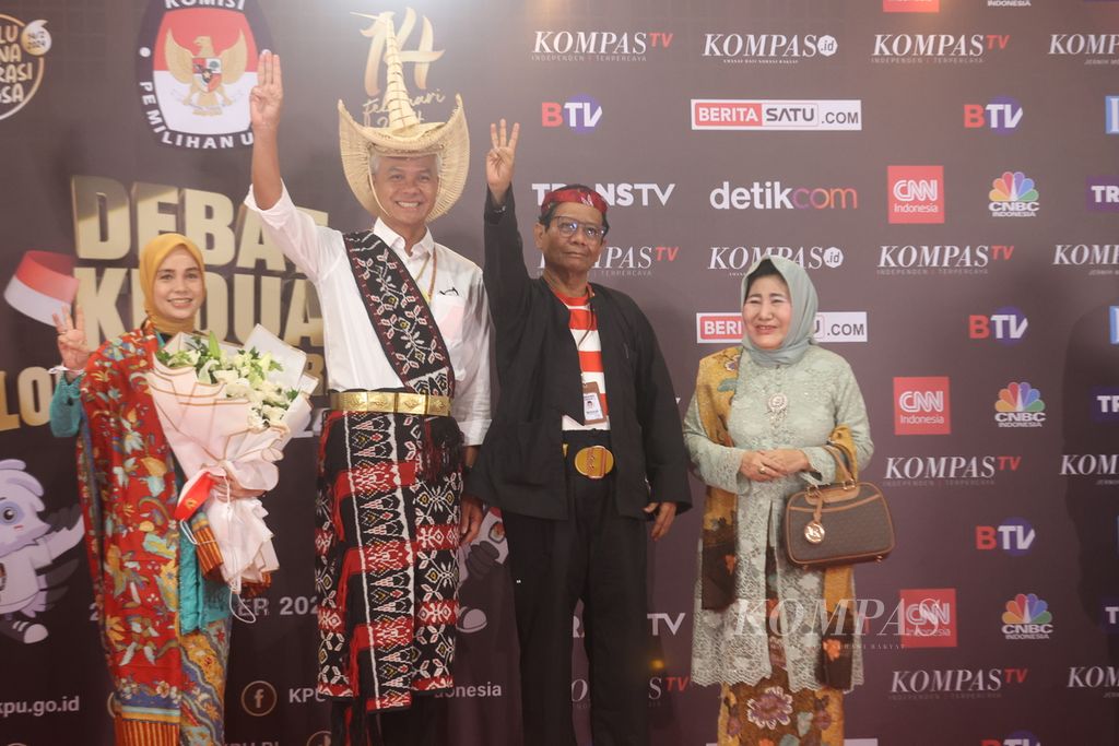 Pasangan calon presiden-calon wakil presiden nomor urut tiga, Ganjar Pranowo-Mahfud MD, tiba di tempat debat yang diselenggarakan Komisi Pemilihan Umum di Jakarta Convention Center, Jumat (22/12/2023). 