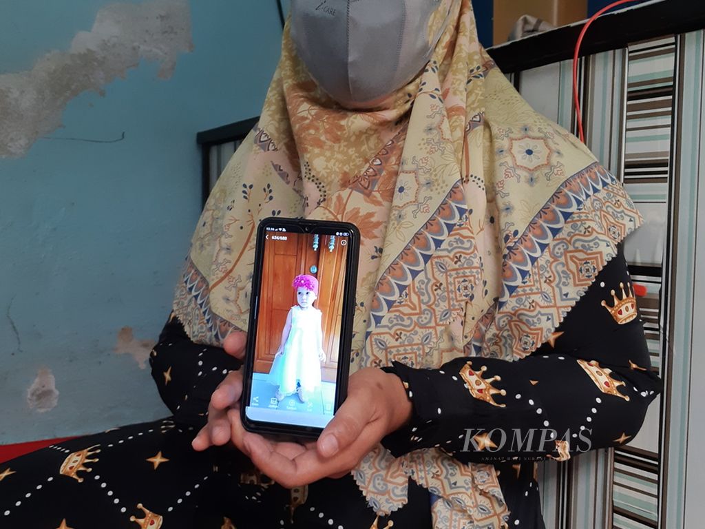 Soliha,a resident of Depok, when showing a photo of her daughter Azqira (3.8) on a cellphone screen, Tuesday (25/10/2022). Azqira was declared suffering from acute kidney injury and died on Sunday (16/10/2022).
