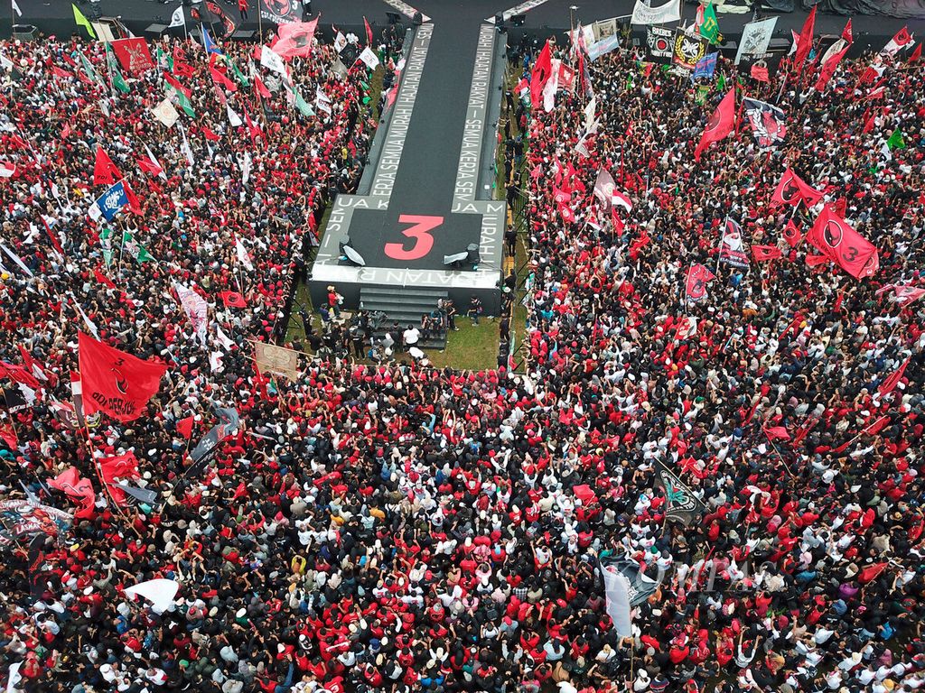 Supporters of presidential and vice-presidential candidate Ganjar Pranowo-Mahfud MD rallied to help the number 3 pair win at the Pancasila Field in Simpang Lima, Semarang City, Central Java, on Saturday (10/2/2024).
