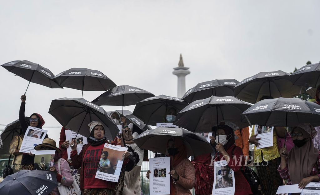 Sejumlah perempuan yang tergabung dalam Koalisi Sipil untuk Undang-Undang Perlindungan Pekerja Rumah Tangga menggelar aksi di depan Istana Negara, Jakarta, Rabu (21/12/2022).