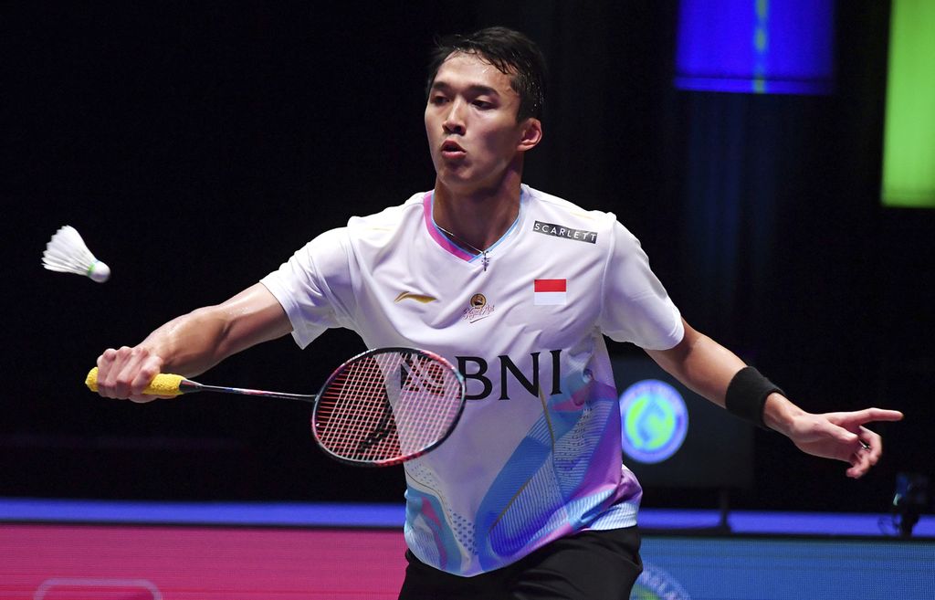 Jonatan Christie competed against Lakshya Sen in the All England semifinals at Arena Birmingham on Saturday (16/3/2024). Jonatan won with a score of 21-12, 10-21, 21-15.