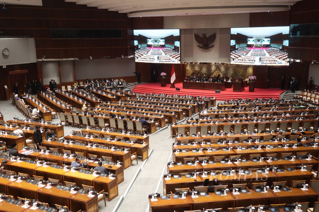Anggota DPR mengikuti rapat paripurna dengan agenda penyampaian pandangan fraksi-fraksi terhadap revisi empat rancangan undang-undang (RUU) di Kompleks Parlemen, Senayan, Jakarta, Selasa (28/5/2024).