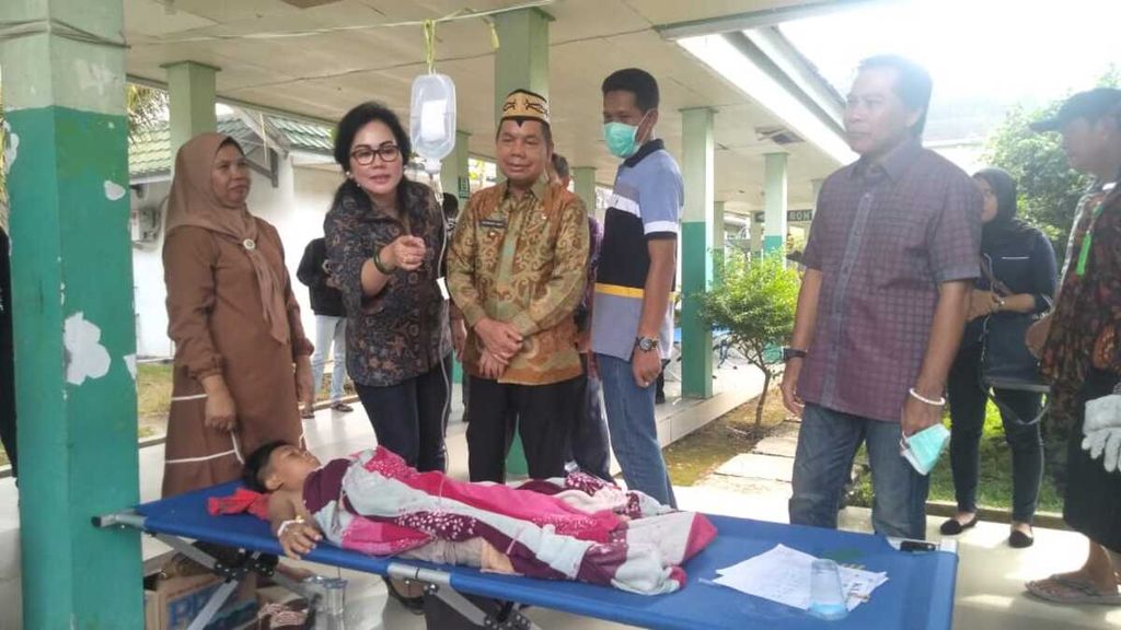 Bupati Kapuas Ben Brahim menjenguk korban keracunan makanan di Kapuas, Jumat (24/5/2019).