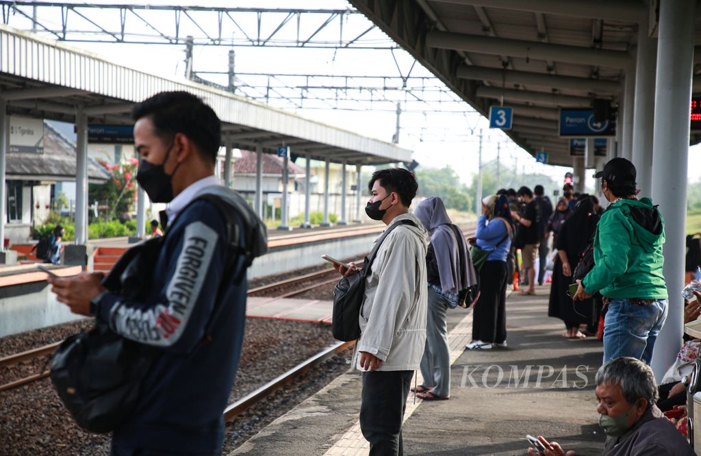 Penumpang kereta komuter yang sebagian besar adalah pekerja menunggu kereta tujuan Stasiun Tanah Abang dari Stasiun Tigaraksa, Kabupaten Tangerang, Banten, Rabu (16/11/2022) pagi. Menggunakan angkutan massal seperti kereta komuter menjadi pilihan yang masuk akal bagi para pekerja yang tinggal jauh di pinggiran Jakarta. 