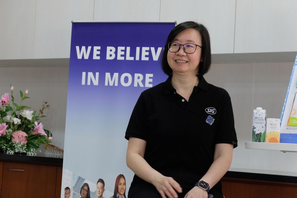 Kepala dan Manajer Umum SIG di Asia Pasifik Selatan Angela Lu memberi pemaparan kepada sejumlah wartawan di pabrik SIG, Rayong, Thailand, Kamis (23/3/2023).