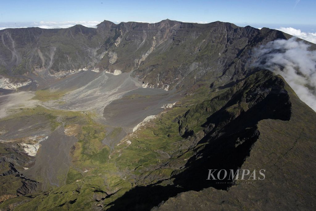 Kaldera Gunung Tambora dengan diameter 7 kilometer yang dikelilingi tebing curam sedalam 1.200 meter di Nusa Tenggara Barat, Sabtu (19/6/2011). 