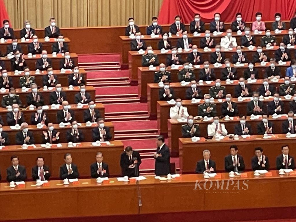 Presiden China, Xi Jinping, saat hendak berpidato menyampaikan capaian-capaian partai dan pemerintahannya selama lima tahun terakhir di Kongres Partai Komunis China ke-20, Minggu (16/10/2022), di Balai Agung Rakyat, Beijing, China.