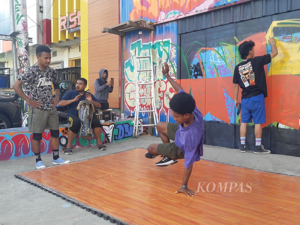 Epo D'Fenomeno plays the tifa instrument to accompany his children who dance breakdance during the Keladi Bete Program or Hiphop Open Learning Class in Jayapura City, Papua, July 18 2023. Epo is one of the rap singers in Papua who started his career since 2008.
