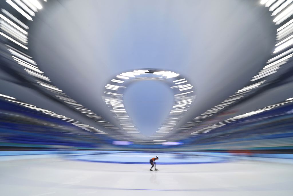 Atlet Belanda meluncur saat latihan <i>speedskating </i>menjelang Olimpiade Musim Dingin 2022 di Beijing, Rabu (2/2/2022).