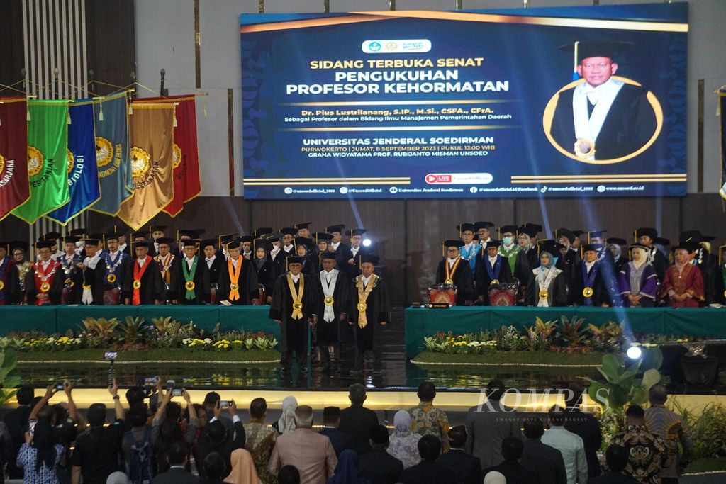 Suasana pengukuhan profesor kehormatan kepada Pius Lustrilanang oleh Universitas Jenderal Soedirman, Purwokerto, Banyumas, Jawa Tengah, Jumat (8/9/2023).