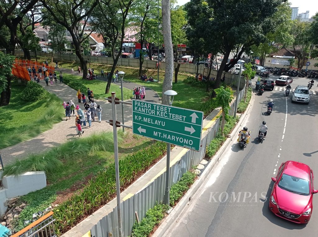 Suasana Tebet Eco Park, Jakarta Selatan, dan lalu lintas di sekitarnya dari jembatan layang <i>infinity link bridge</i> yang menghubungkan area taman sisi selatan dan sisi utara, Kamis (5/5/2022).