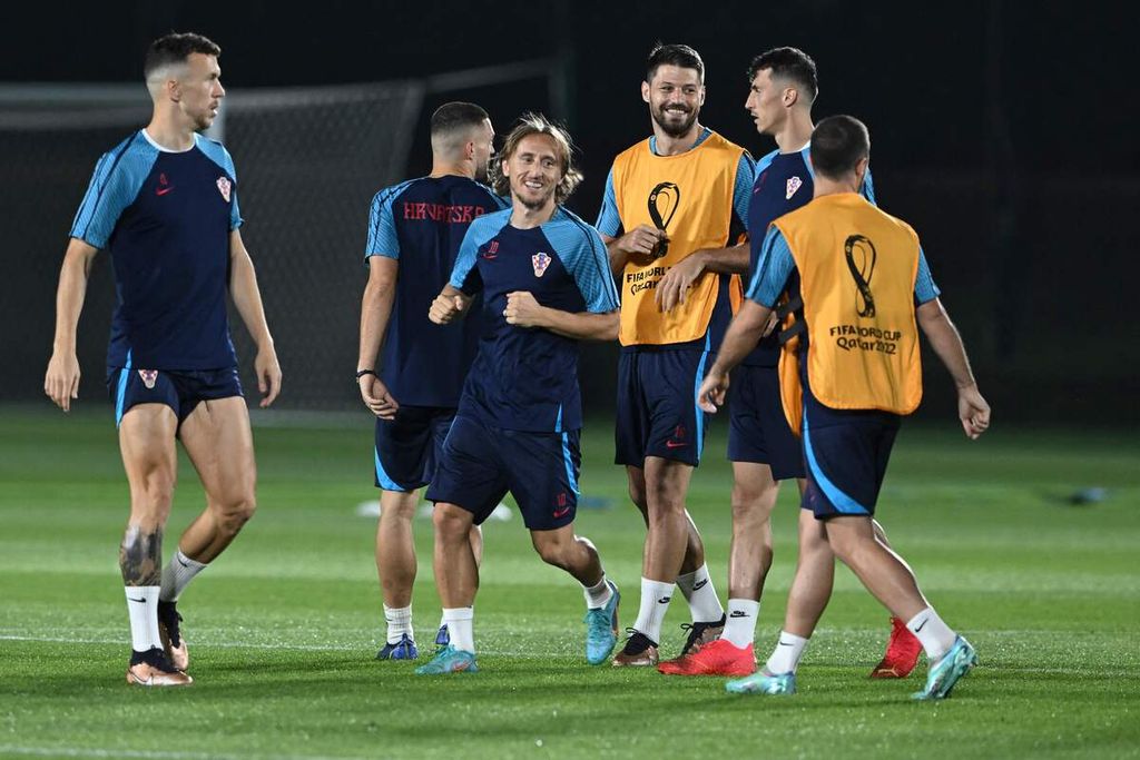 Gelandang Kroasia, Luka Modric (tengah), berlatih saat sesi latihan tim Kroasia di tempat latihan Al Erssal, Doha, Minggu (4/12/2022). Jepang akan menghadapi Kroasia dalam pertandingan babak 16 besar Piala Dunia Qatar, Senin (5/12/2022) malam WIB. 
