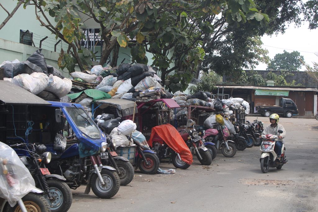 Sejumlah kendaraan pengangkut sampah antre di TPS Pahlawan, Kecamatan Cibeunying Kaler, Kota Bandung, Jawa Barat, Kamis (31/8/2023). Kebakaran di TPA Sarimukti, Kabupaten Bandung Barat, sejak Sabtu (19/8/2023) berdampak pada penutupan TPS sehingga kendaraan pengangkut sampah tidak bisa beroperasi.