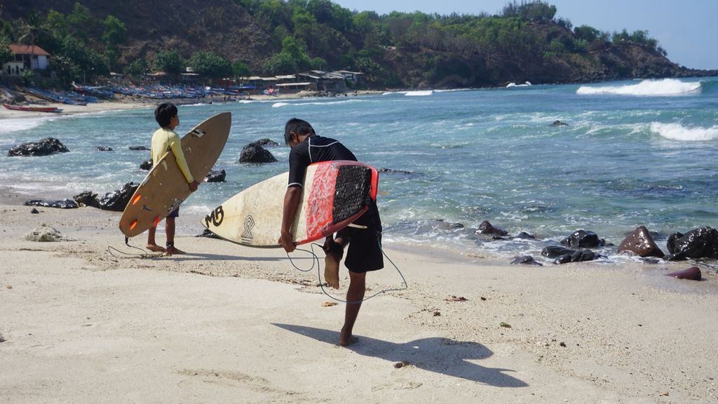 Peselancar bersiap berselancar di Pantai Menganti, Kebumen, Jawa Tengah, Kamis (31/10/2019).