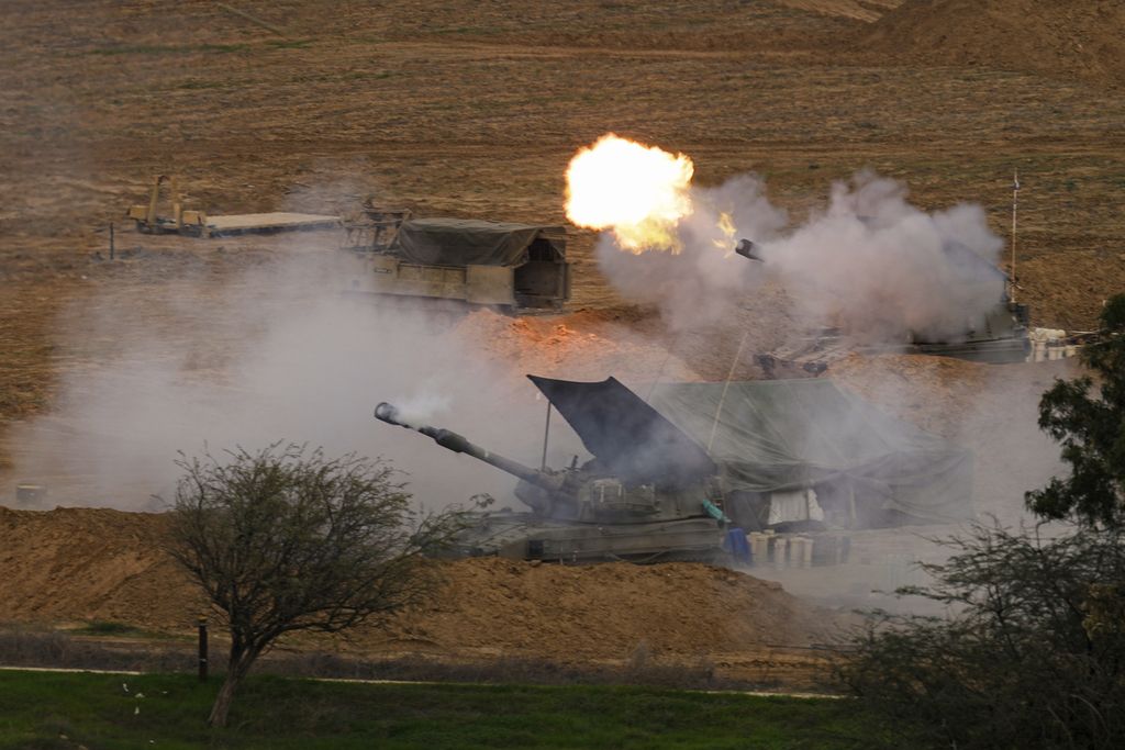 Unit artileri milik militer Israel menembakkan meriam ke Jalur Gaza dari selatan Israel, Kamis (28/12/2023). Serangan Israel telah menewaskan lebih dari 21.000 warga Palestina di Jalur Gaza. 