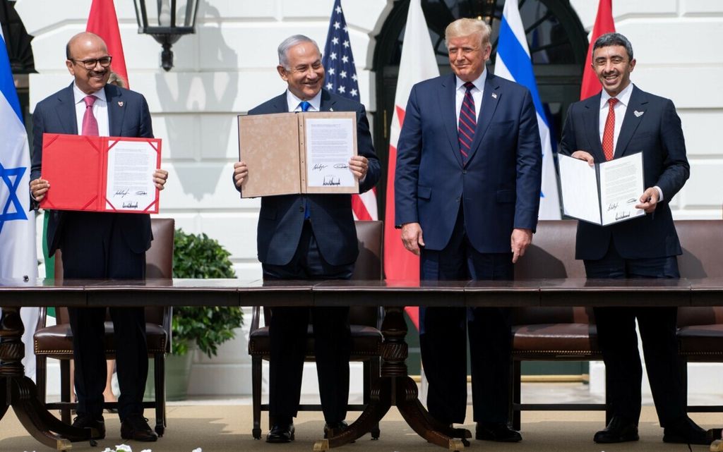 Penandatanganan Abraham Accord, yakni kesepakatan pemulihan hubungan resmi Israel dengan Uni Emirat Arab dan Bahrain di Gedung Putih, Washington DC, 15 September 2020. 
