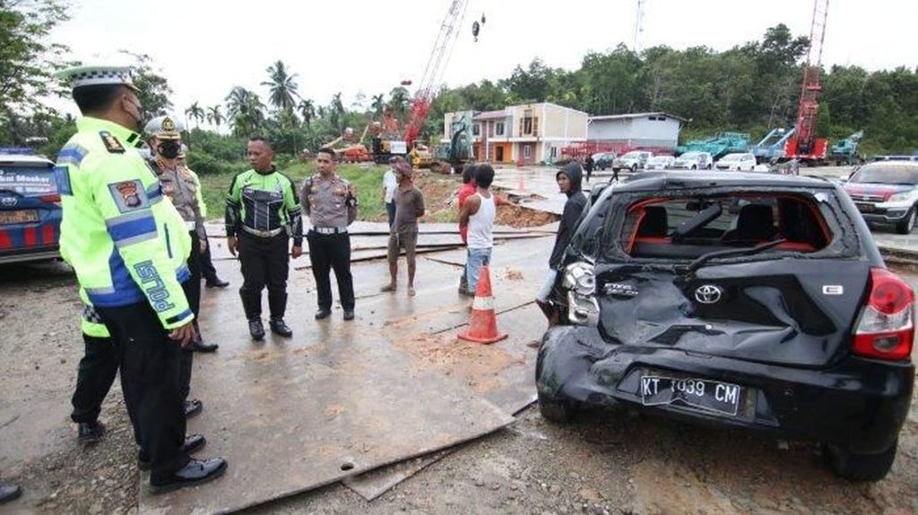 Suasana evakuasi mobil yang tertabrak truk di Jalan Soekarno-Hatta Kota Balikpapan, Kalimantan Timur, Rabu (21/9/2022). Akibat kecelakaan di Kilometer 24 jalan ini, lima orang meninggal dunia.