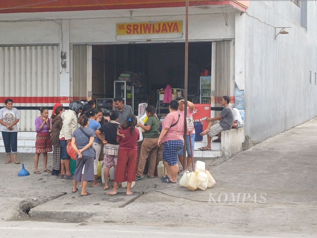 UD Sriwijaya, salah satu agen minyak tanah di Kota Kupang, Kamis (21/12/2023). Tampak sejumlah pemilik kios mengantre dengan membawa jeriken. Harga eceran tertinggi minyak tanah Rp 4.000 per liter.
