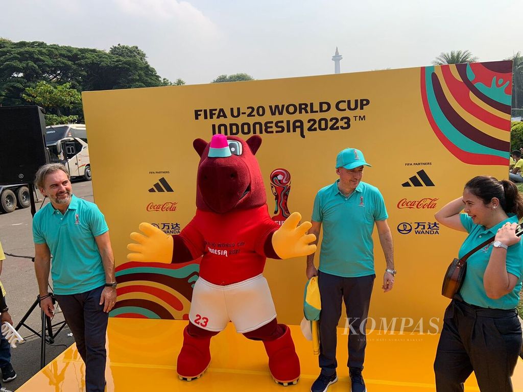 Maskot resmi Piala Dunia U-20, Bacuya, diperkenalkan di kawasan Bundaran Hotel Indonesia dan Monumen Nasional, Jakarta, Minggu (18/9/2022). Piala Dunia U-20 akan berlangsung pada 20 Mei-11 Juni 2023 di enam kota di Indonesia.